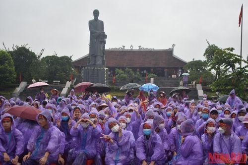 Người dân Thái Bình đội mưa chúc mừng Quán quân Đường lên đỉnh Olympia năm thứ 22