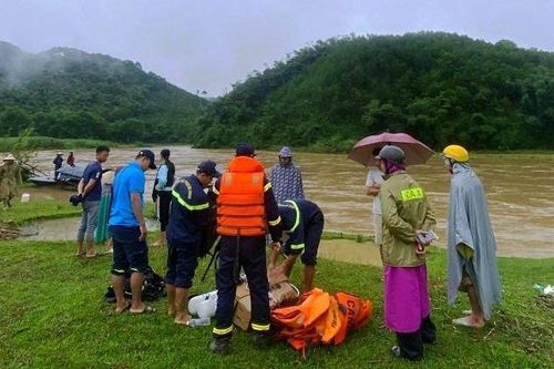 Thanh Hóa: Nỗ lực tìm kiếm nạn nhân mất tích trên sông Âm