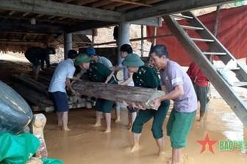 Khẩn trương giúp nhân dân dọn lũ