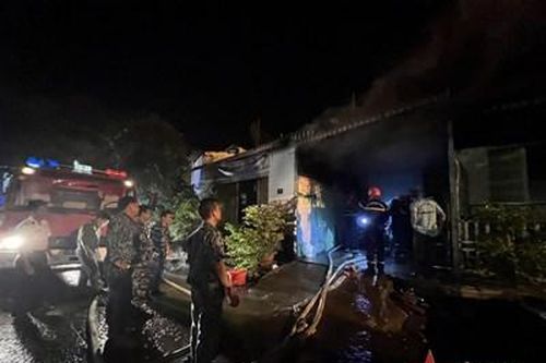 Cán bộ, chiến sĩ Vùng 5 Hải quân tham gia chữa cháy nhà dân