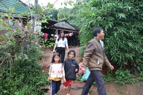 Thầy cô lặn lội đón trò đến trường