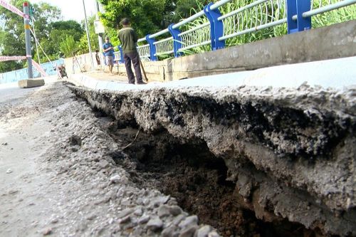 Đường dẫn lên cầu Bãi Cháy bị sạt lở
