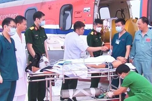 Trực thăng đưa ngư dân từ Trường Sa vào đất liền chữa trị