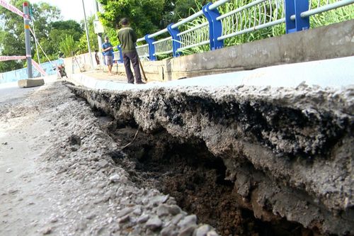 Hàng chục mét taluy đường dẫn cầu Bãi Cháy sạt lở sau mưa lớn