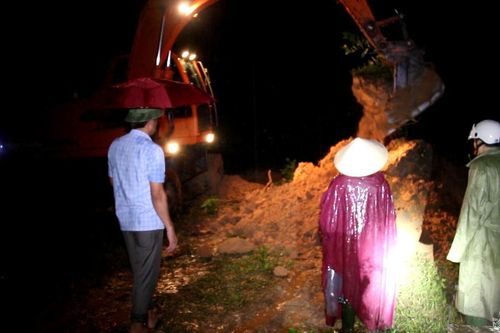 Quỳ Châu khẩn cấp gia cố đập thủy lợi ngay trong đêm