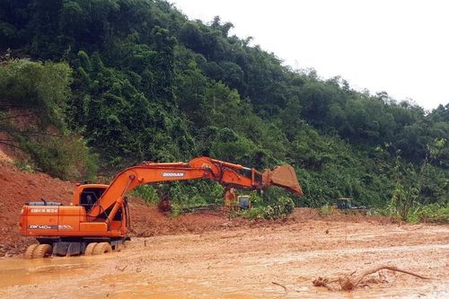 Dốc Chó sạt lở, Quốc lộ 7 tiếp tục bị chia cắt