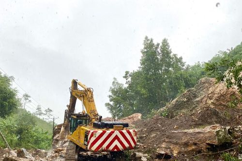 Phá đá thông tuyến Quốc lộ 48E đoạn qua xã Tân Long, Tân Kỳ