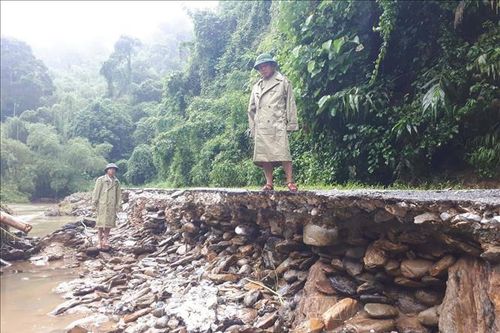 Nghệ An: Nhiều tuyến đường ở Con Cuông bị sạt lở, ách tắc do mưa lũ