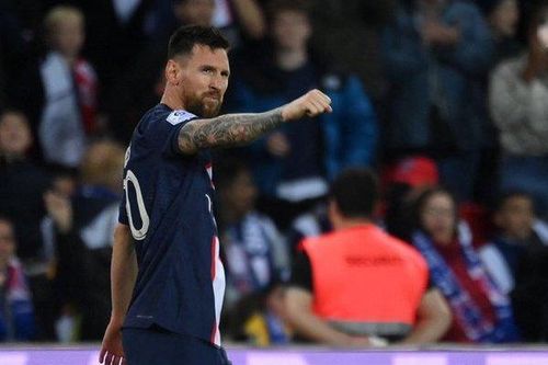 Hình ảnh đặc biệt sau khi Messi có bàn từ đá phạt đầu tiên cho PSG