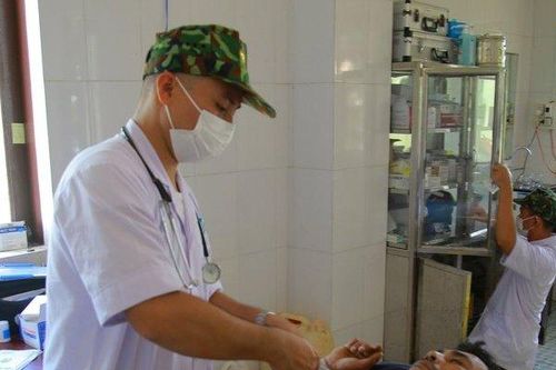 Trực thăng đưa ngư dân bị tai nạn lao động từ đảo về đất liền điều trị