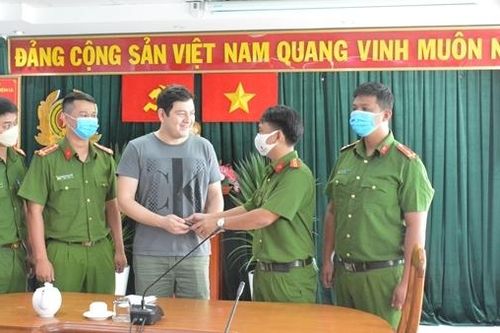 Trao trả tài sản bị cướp giật cho du khách nước ngoài