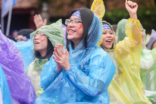 Học sinh Hà Nội đội mưa cổ vũ các nhà leo núi ở Chung kết Olympia 2022