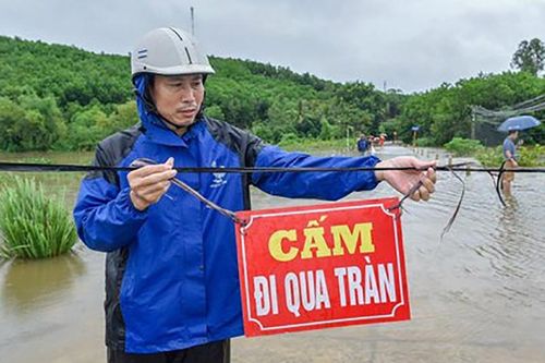 Đi xe qua đập tràn lúc nửa đêm, 1 người bị nước cuốn tử vong