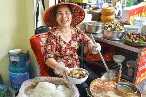 Quán bún ốc 'vị xưa' hơn 30 năm tuổi, bán 500 bát/ngày ở Hà Nội