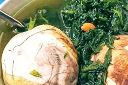 Đặc sản trứng vịt lộn hầm ngải cứu ở Hạ Long, chưa ăn thì ngại mà đã thử là mê