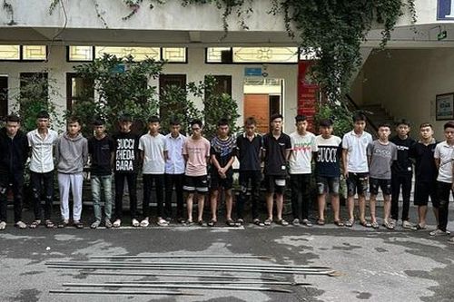 18 thanh thiếu niên mang hung khí 'đại náo' trên quốc lộ 3 khiến 1 người tử vong