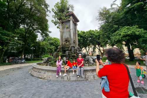 Cận cảnh vườn hoa với đài phun nước đặc biệt lâu đời nhất Thủ đô sắp được khoác 'áo mới'