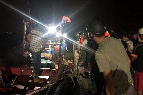 Kịp thời cứu 9 ngư dân gặp nạn trên biển