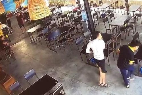 Đà Nẵng: Phó phòng ném tiền lẻ trong quán bún bị đình chỉ công tác