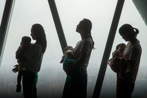 Nỗi đau của người mẹ vừa đi làm, vừa cho con bú