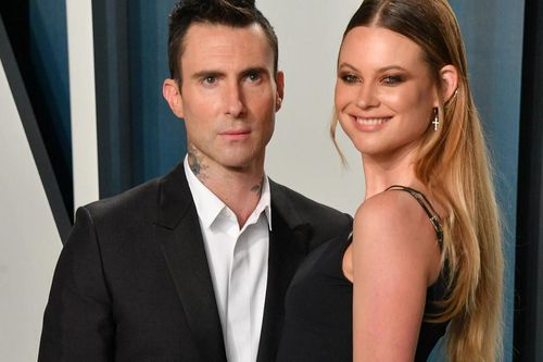 Vợ Adam Levine ủng hộ show đầu tiên của chồng sau ồn ào ngoại tình