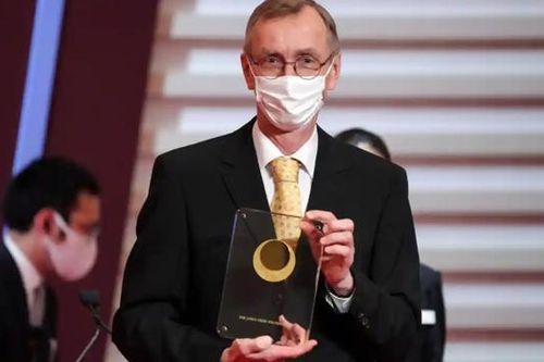 Nhà khoa học Thụy Điển giành giải Nobel Y sinh 2022