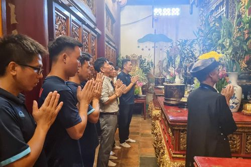 Đội tuyển U17 Việt Nam dâng hương tưởng niệm các Vua Hùng