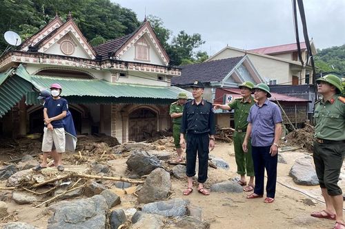 Công an tỉnh Nghệ An cùng các lực lượng nỗ lực giúp người dân khắc phục hậu quả trận lũ quét