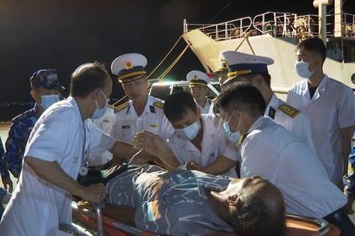 Cấp cứu kịp thời ngư dân bị nạn khi đánh bắt gần đảo Đá Tây
