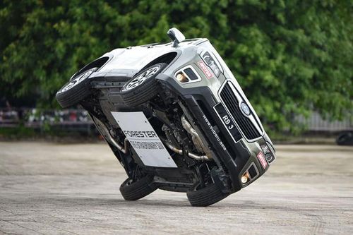 Xem dàn xe Subaru 'làm xiếc' cùng tay đua Russ Swift ở Hà Nội