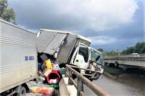 Xe tải vắt vẻo trên thành cầu sau tai nạn liên hoàn