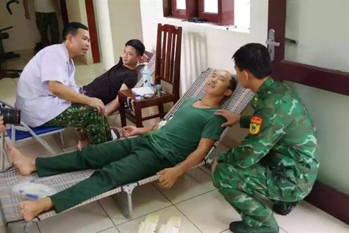Đưa ngư dân bị tai nạn từ Trường Sa vào đất liền bằng trực thăng