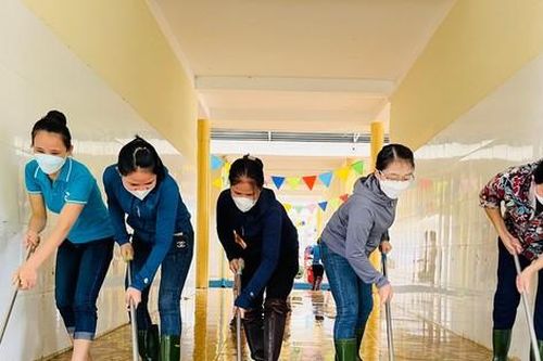 Xúc động cảnh giáo viên lội bùn hối hả dọn trường sau lũ