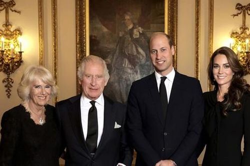Ảnh gia đình Hoàng gia Anh thiếu Harry - Meghan