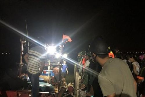 Cứu 9 ngư dân trên tàu cá bị chìm giữa biển