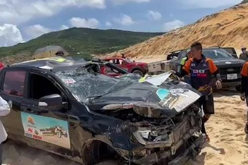 Ô tô lộn nhiều vòng tại giải đua xe địa hình ở Khánh Hòa