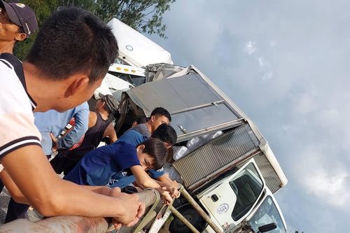 Xe tải nằm vắt vẻo giữa thành cầu sau vụ tai nạn liên hoàn