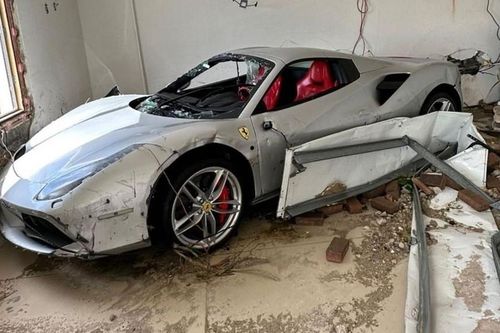 Tan hoang loạt siêu xe Ferrari, McLaren sau bão lũ