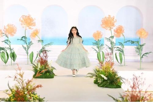 Hàng trăm mẫu nhí catwalk thần thái tại 'Nắng Thu 2022'
