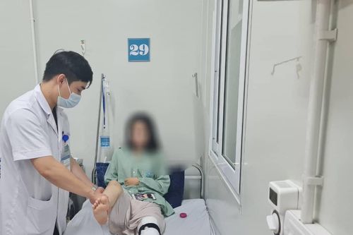 Tưởng đau chân, bé 10 tuổi phát hiện với khối u xương chày lớn