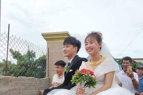 Mưa lũ ngập đường, chú rể dùng xe lôi rước dâu về nhà