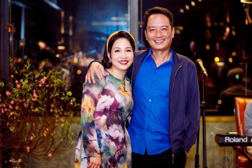 Diva Mỹ Linh: 'Chung sống 25 năm vẫn phải rúc anh xã ngủ mới tròn giấc'