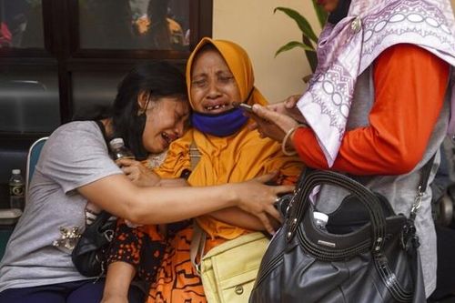 Vụ giẫm đạp ở sân vận động Indonesia: Những câu chuyện thương tâm về các nạn nhân