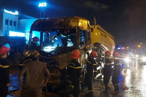 Bình Thuận: Xe khách đâm vào đuôi xe chở than khiến 9 người bị thương