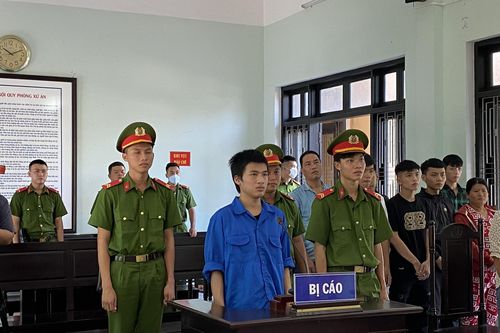 'Côn đồ nhí ' ngang nhiên chặn xe chém người giữa đường