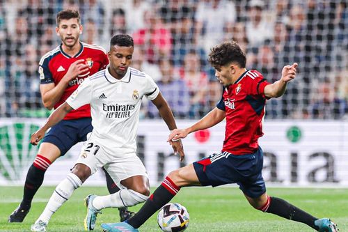 Benzema đá hỏng penalty, Real Madrid mất ngôi đầu vào tay Barca