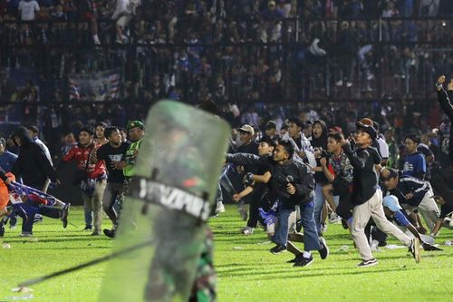 17 nạn nhân thiệt mạng vụ bạo loạn bóng đá Indonesia là trẻ em
