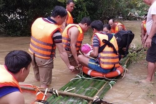 Công an xã đóng bè đưa bé 8 tháng tuổi vượt lũ đi cấp cứu
