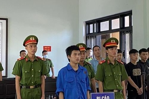 Vừa mở lời can ngăn thì bị chém gục