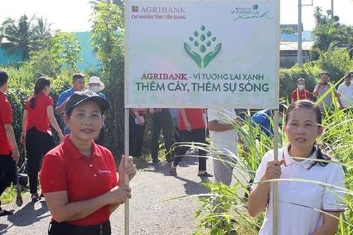 Agribank Tiền Giang ra quân trồng cây 'Vì một Việt Nam xanh'